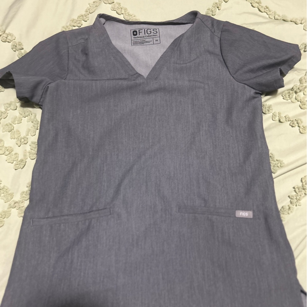 Gray FIGS Casma 3 Pocket scrub top size XS